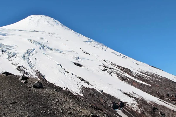 Karlı volkanın manzarası - Şili
