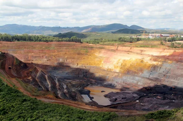 ブラジルの鉄を採掘する採石場の空中ビュー — ストック写真