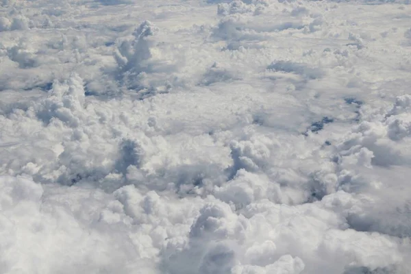 Mavi gökyüzünde beyaz bulutlar