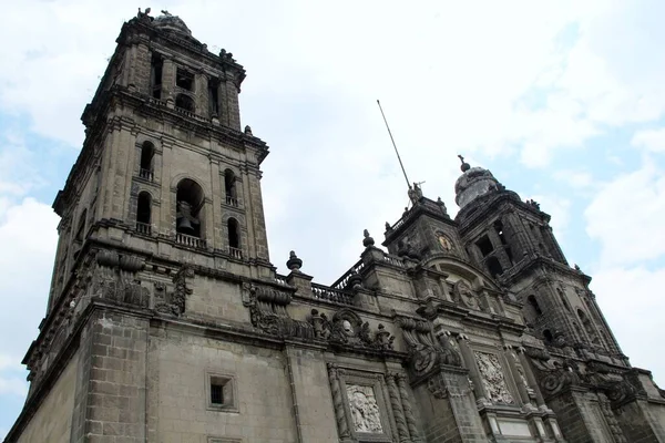 Mexico City 'de sömürge tarzı bir katedral.