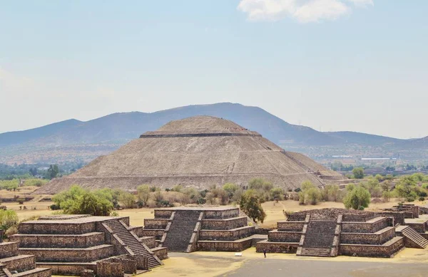 Meksika 'da antik bir şehir olan Teotihuacan, piramitlerin ve harabelerin manzarası