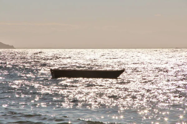 Deniz manzaralı bir tekne.