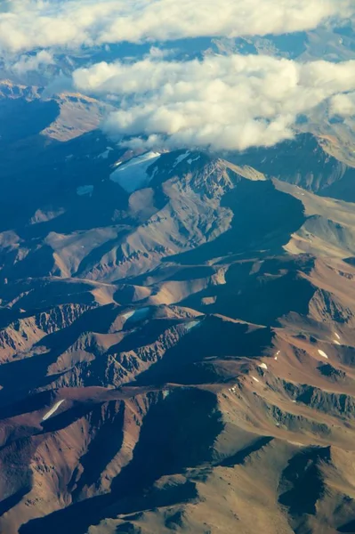 Bulutlardaki dağların güzel hava manzarası 