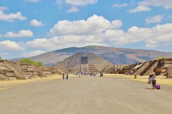 Meksika 'da antik bir şehir olan Teotihuacan, piramitlerin ve harabelerin manzarası