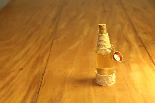 Ansicht Einer Verkorkten Flasche Mit Flüssigkeit Auf Holzgrund — Stockfoto