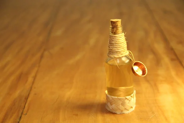 Ansicht Einer Verkorkten Flasche Mit Flüssigkeit Auf Holzgrund — Stockfoto