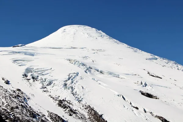 Karlı volkanın manzarası - Şili