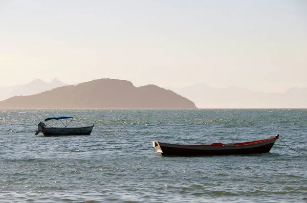 Deniz manzaralı bir tekne.