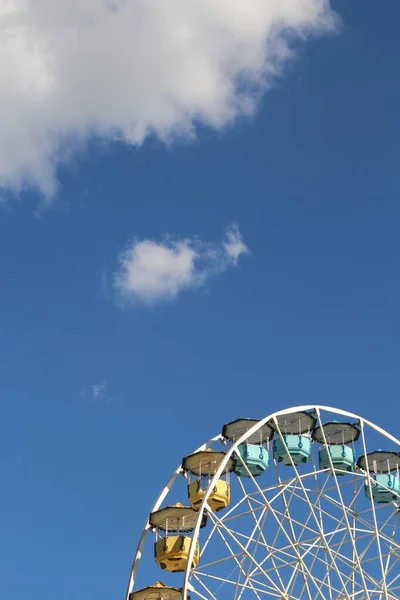 Roda Gigante Contra Fundo Céu Azul — Fotografia de Stock