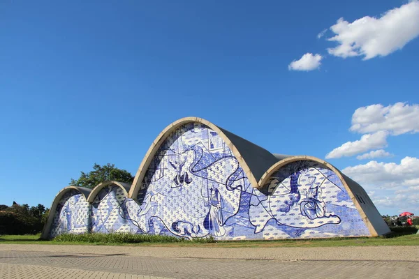 BH, BRAZIL - 24 Aralık 2016 'da Brezilya' nın Belo Horizonte kentinde, Assisi 'li Aziz Francis Kilisesi' nin dış görünüşü. Oscar Niemeyer tarafından tasarlandı. Pampulha Kilisesi olarak bilinir..