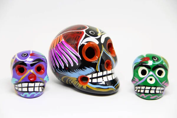 Beyaz arka planda Meksika kafatasları