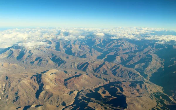 Bulutlardaki dağların güzel hava manzarası 