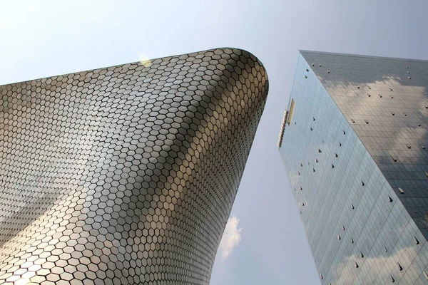 Mexico City, Meksika - 06 Mart 2017: Soumaya Müzesi 'nde 30 yüzyıllık sanat eserleri Nuevo Polanco' da yer almaktadır..