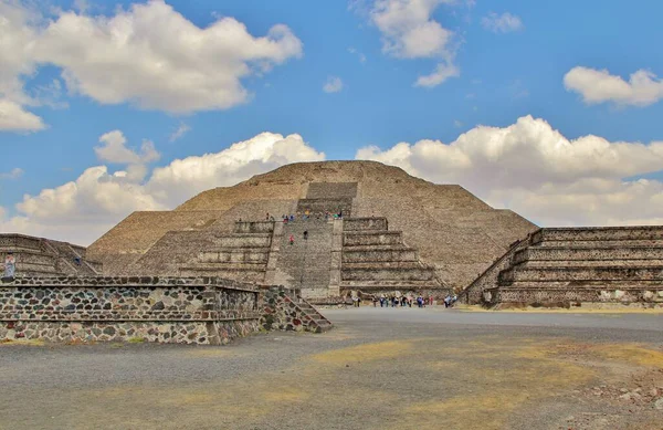 Meksika 'da antik bir şehir olan Teotihuacan, piramitlerin ve harabelerin manzarası