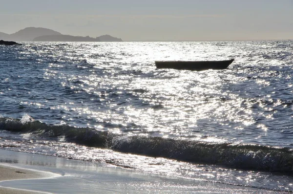 Deniz manzaralı bir tekne.