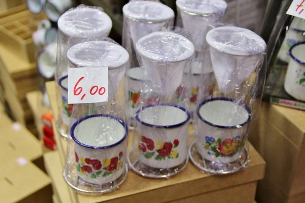 Birkaç metal bardak, tava, kase görüntüsü