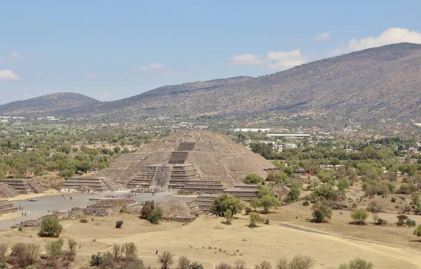 Meksika 'da antik bir şehir olan Teotihuacan, piramitlerin ve harabelerin manzarası