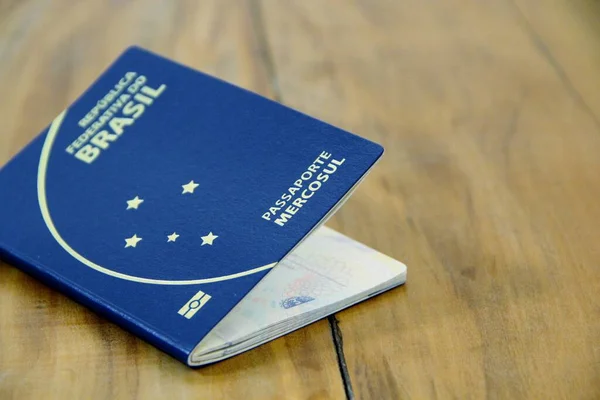 Vista Ravvicinata Del Passaporto Sul Tavolo Legno — Foto Stock