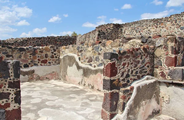 Meksika 'da antik bir şehir olan Teotihuacan, piramitlerin ve harabelerin manzarası