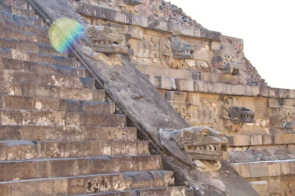 Teotihuacan manzarası, Meksika 'da antik bir şehir.