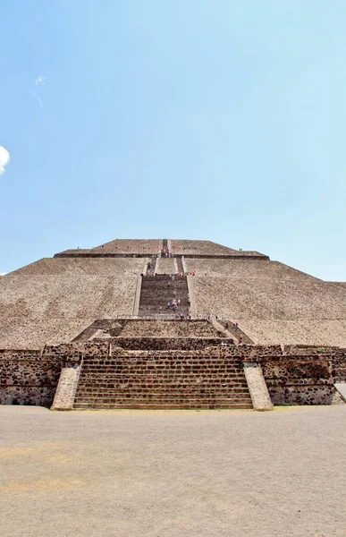 Meksika 'da antik bir şehir olan Teotihuacan, piramitlerin ve harabelerin manzarası
