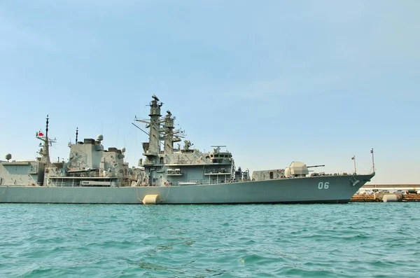 Denizdeki askeri donanma gemisi.