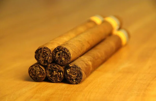 木制背景图上几支雪茄的闭合视图 — 图库照片