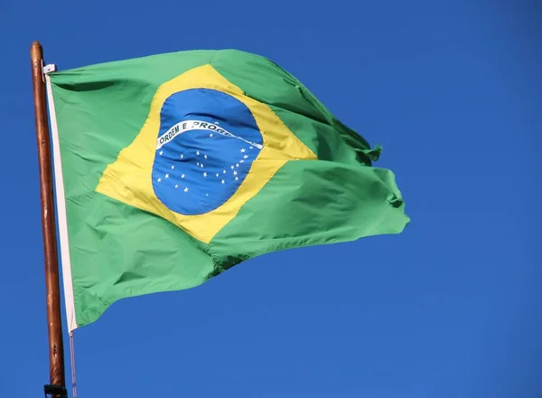 Bandeira Brasileira Mastro Contra Fundo Céu — Fotografia de Stock