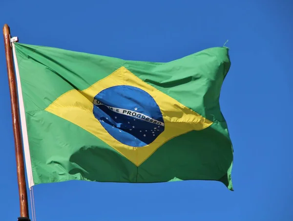 Bandeira Brasileira Mastro Contra Fundo Céu — Fotografia de Stock