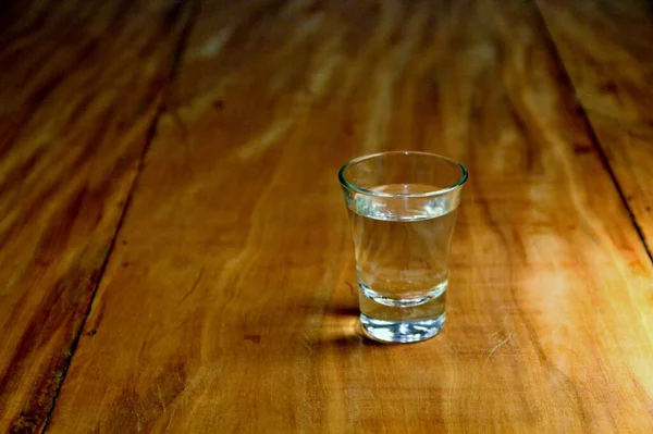 Vista Uno Sparo Vodka Sfondo Legno — Foto Stock