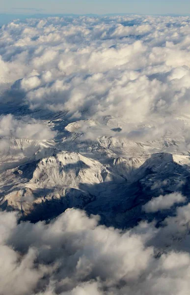 Bulutlardaki dağların güzel hava manzarası 