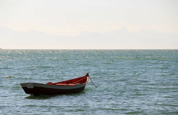 Deniz manzaralı bir tekne.