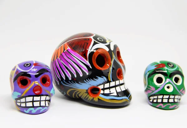 Beyaz arka planda Meksika kafatasları