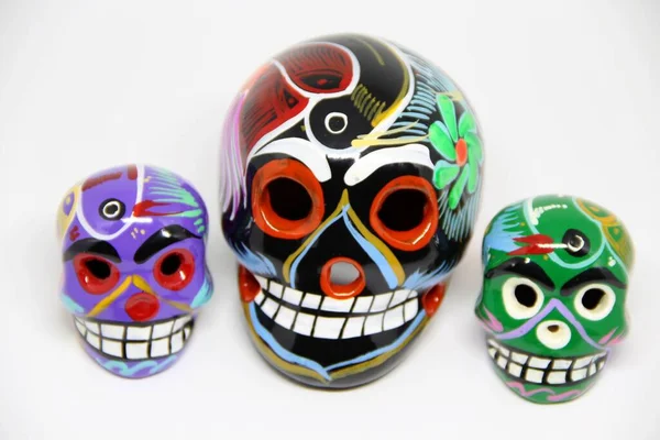 Beyaz arka planda Meksika kafatasları