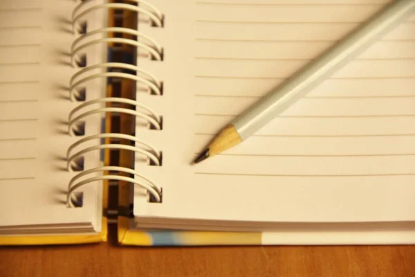 Lápis Notebook Branco Sobre Fundo Mesa Madeira Marrom — Fotografia de Stock