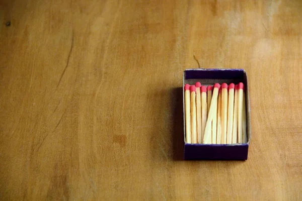 Tahta masa arkasında kibrit çöpleri