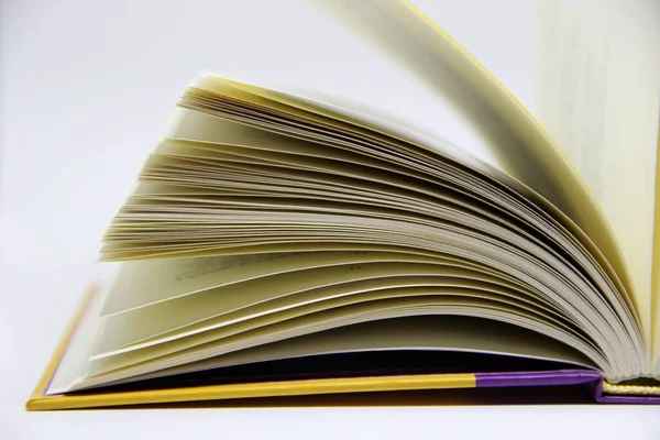 Açılmış kitabın masadaki yakın görüntüsü