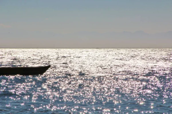 Deniz manzaralı bir tekne.