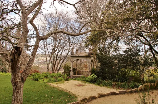 Mimari manzara, binaların cepheleri, ve saray kompleksinin bahçesi Quinta da Regaleira, Sintra, Portekiz