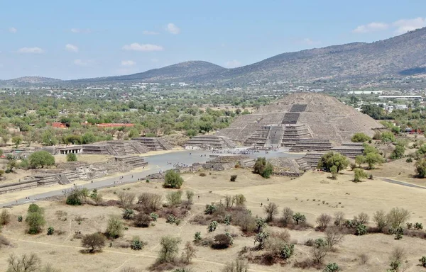 Meksika 'da antik bir şehir olan Teotihuacan, piramitlerin ve harabelerin manzarası