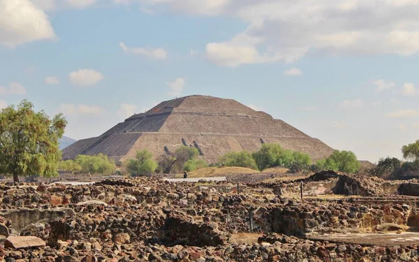 Teotihuacan manzarası, Meksika 'da antik bir şehir.