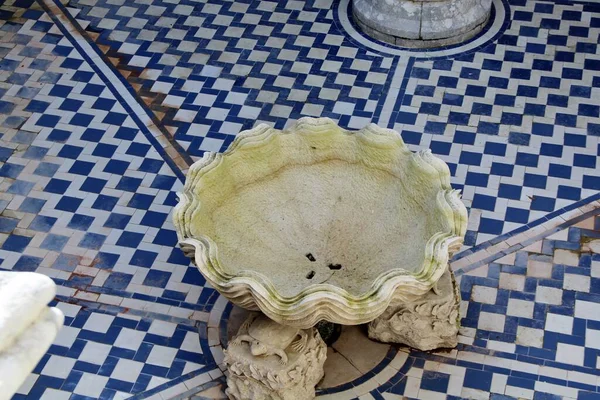 Sintra 'daki cephe manzaralı saray, kule ve sıva, Portekiz. Ünlü simge.