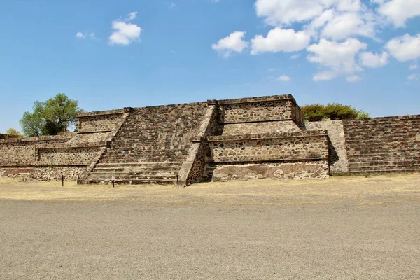 Meksika 'da antik bir şehir olan Teotihuacan, piramitlerin ve harabelerin manzarası
