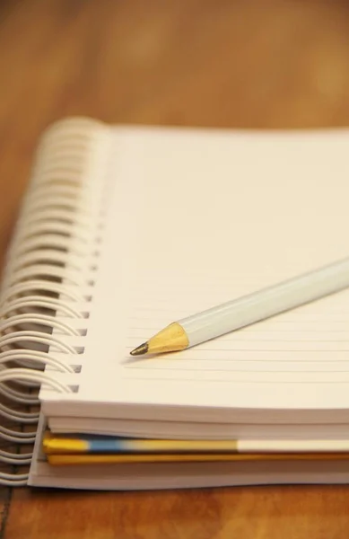 Caderno Branco Com Lápis Sobre Fundo Mesa Madeira Marrom — Fotografia de Stock