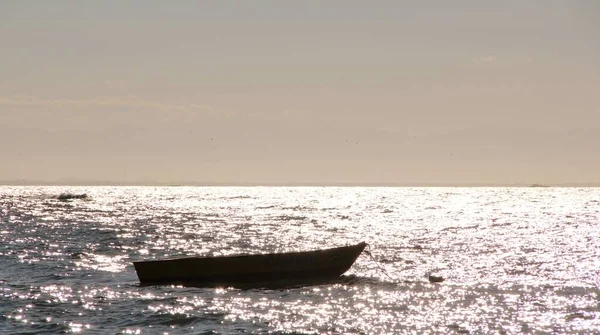 Deniz manzaralı bir tekne.