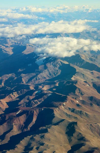 Bulutlardaki dağların güzel hava manzarası 