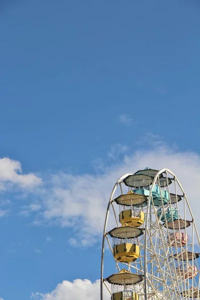 Ferris Wiel Tegen Blauwe Lucht Achtergrond — Stockfoto