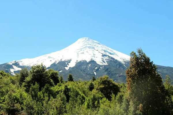 Karlı volkanın manzarası - Şili