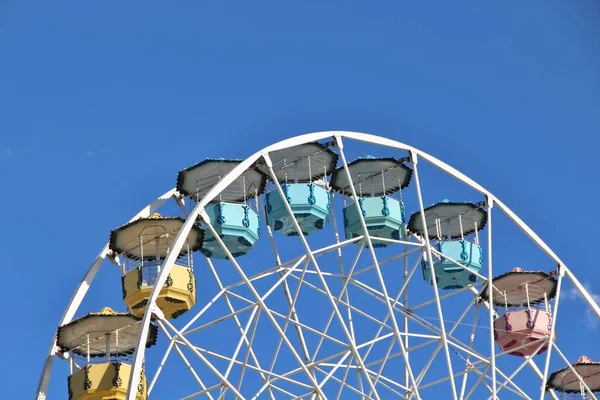 Roda Gigante Contra Fundo Céu Azul — Fotografia de Stock