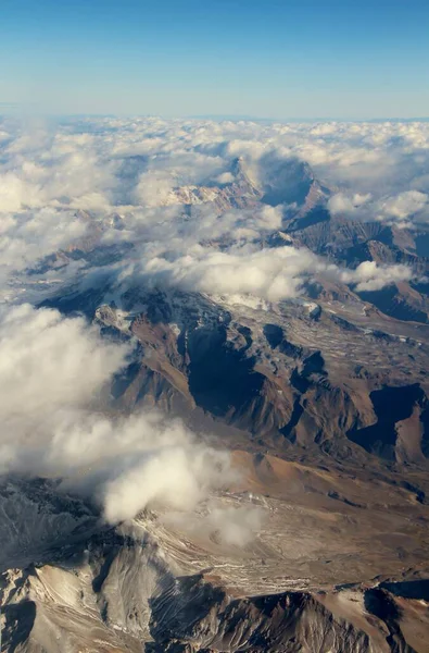 Bulutlardaki dağların güzel hava manzarası 